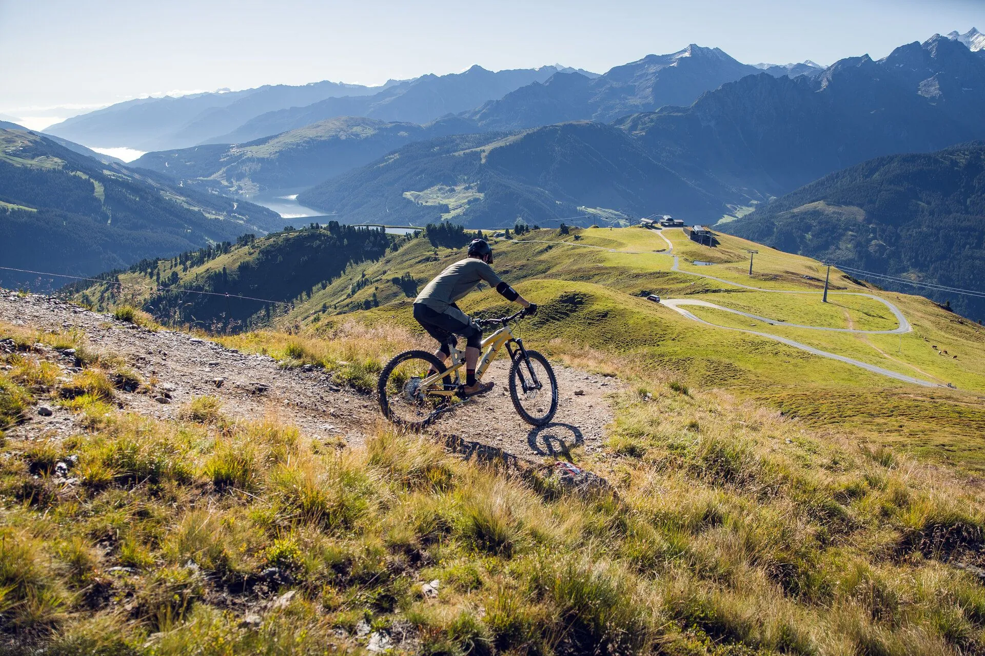 Mountainbiker op een bergpad in het Zillertal