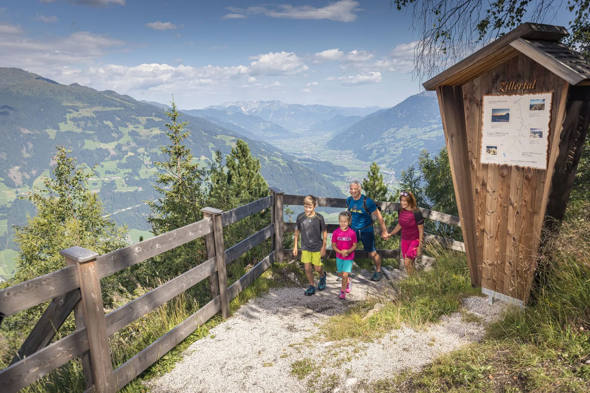 Gezin wandelt langs een uitkijkpunt in het Zillertal