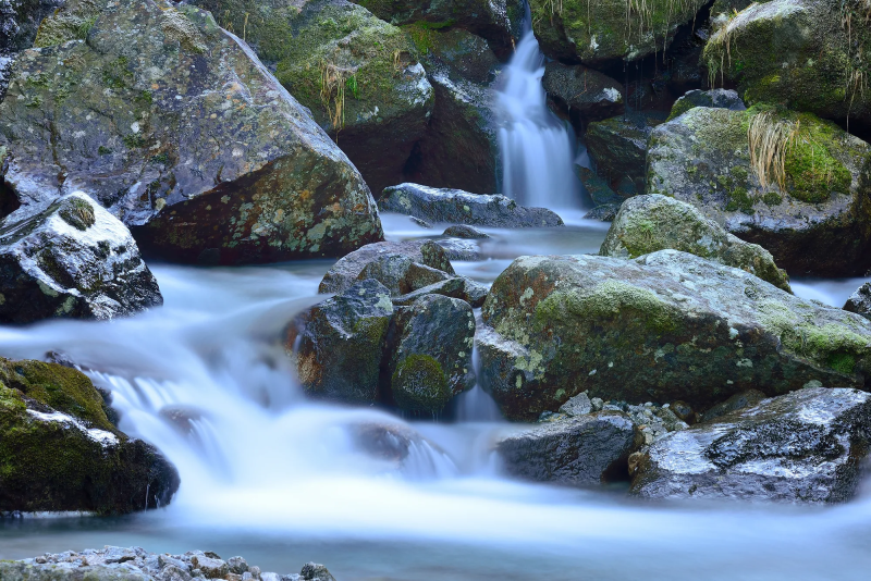 Kleine waterval tussen rotsen in de bergen bij Gerlos