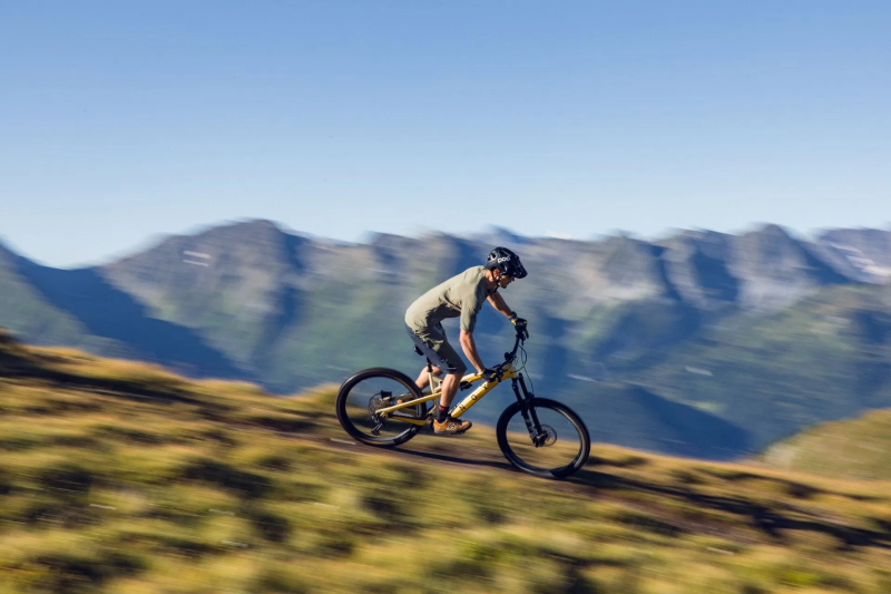 Mountainbiker rijdt snel over een bergpad bij Gerlos