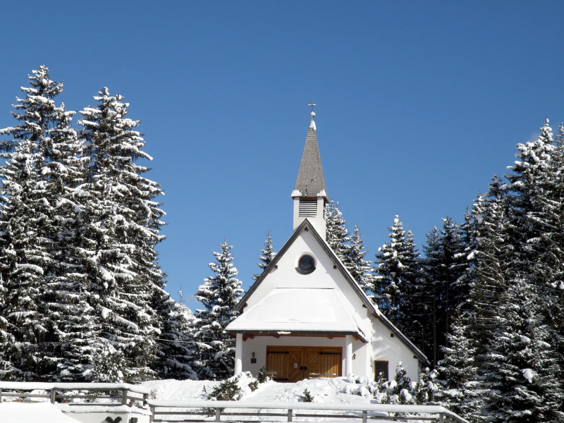 Besneeuwd kapelletje in Königsleiten