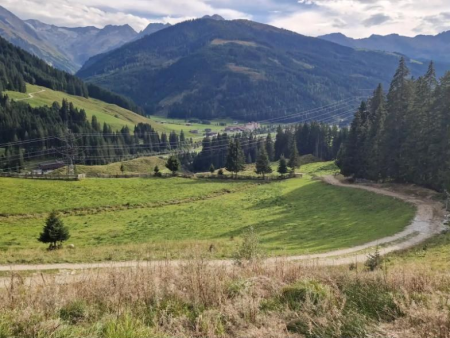 Open dalvlakte met weiden, grindpad en beek – Krummbachtal en de Stenen Poort vanuit Gerlos, Gerlos