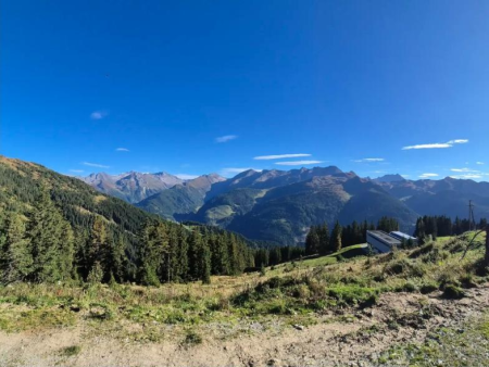 Bergpad met weids uitzicht over het dal onder een diepblauwe lucht – Rosenalm-panorama vanuit Gerlosberg, Gerlos