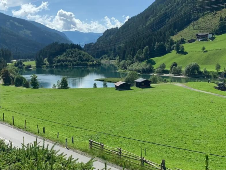 Bergmeer met groene weiden en een houten hek op de voorgrond – Gerloswaterval en Wimmertal – lange ronde, Gerlos