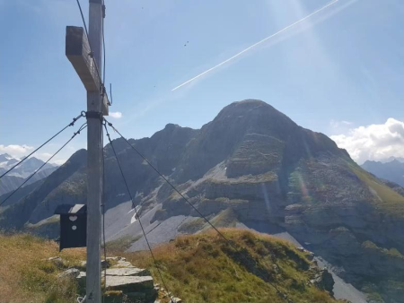 Kabelbaanmast met daarachter een rotsige bergtop – Torhelm en het Brandberger Joch, Gerlos